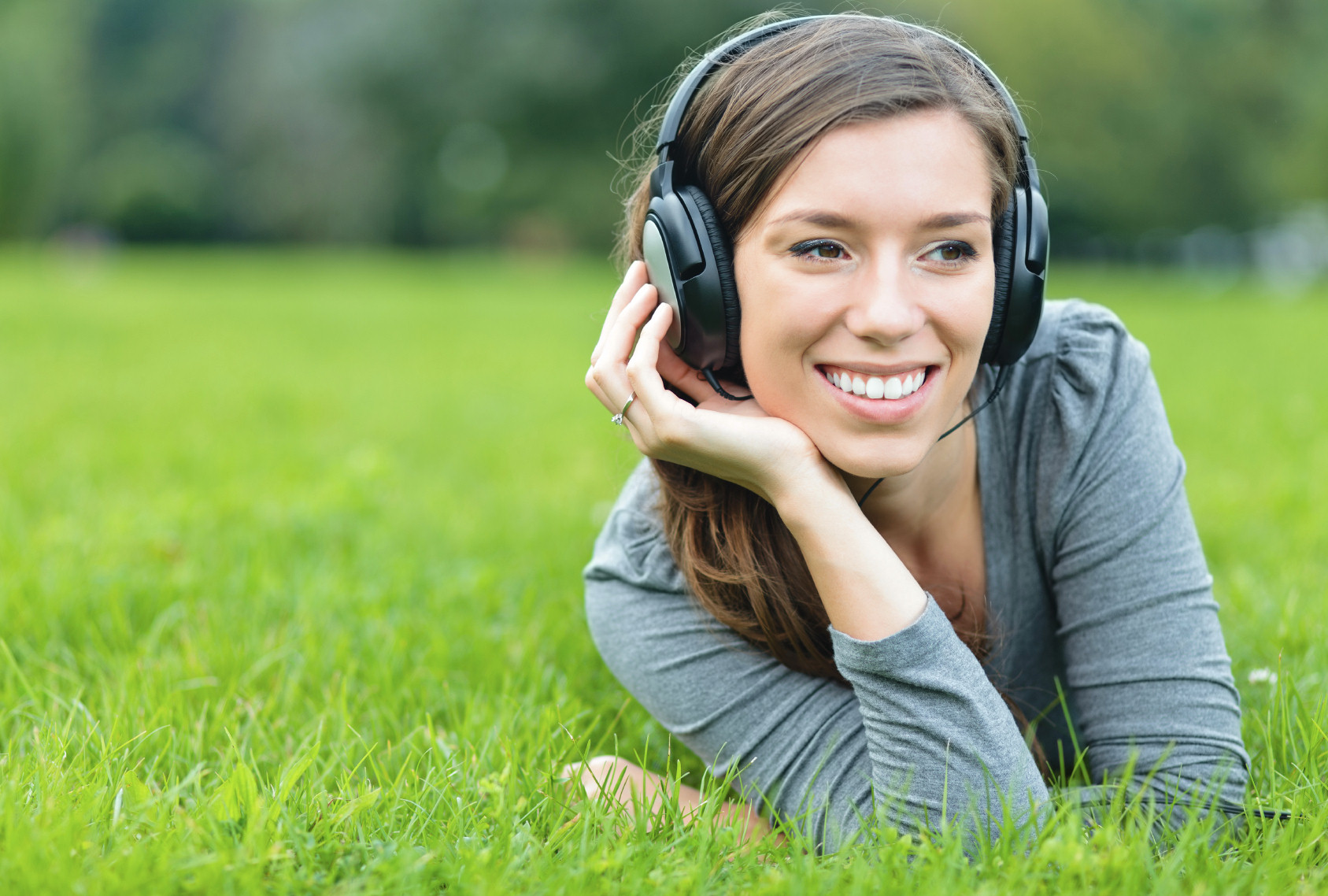 Приличная слушать. Внимательно слушать музыку. Слушающие люди. Слушающий человек. Девушка внимательно слушает.